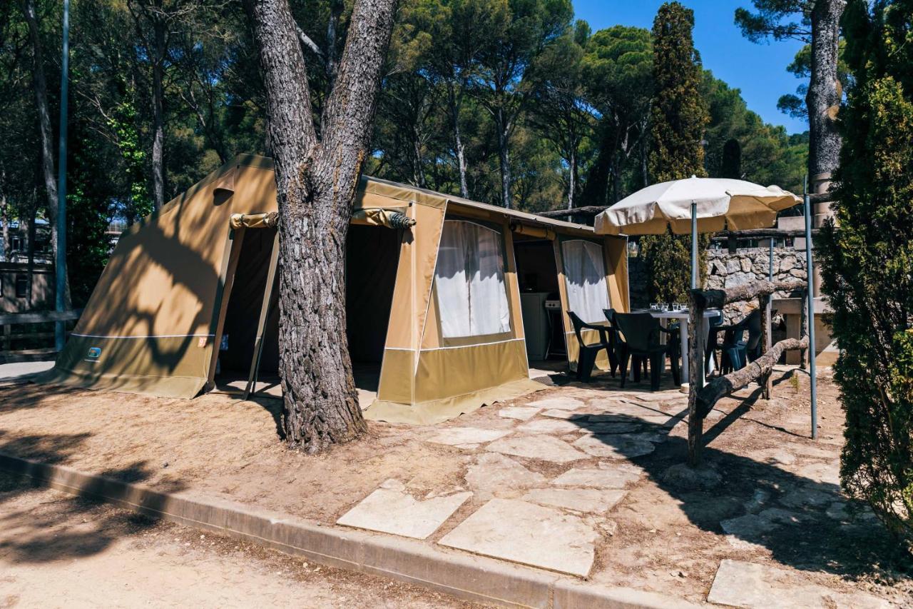 ל'אסטרטיט Camping Castell Montgri **** מראה חיצוני תמונה