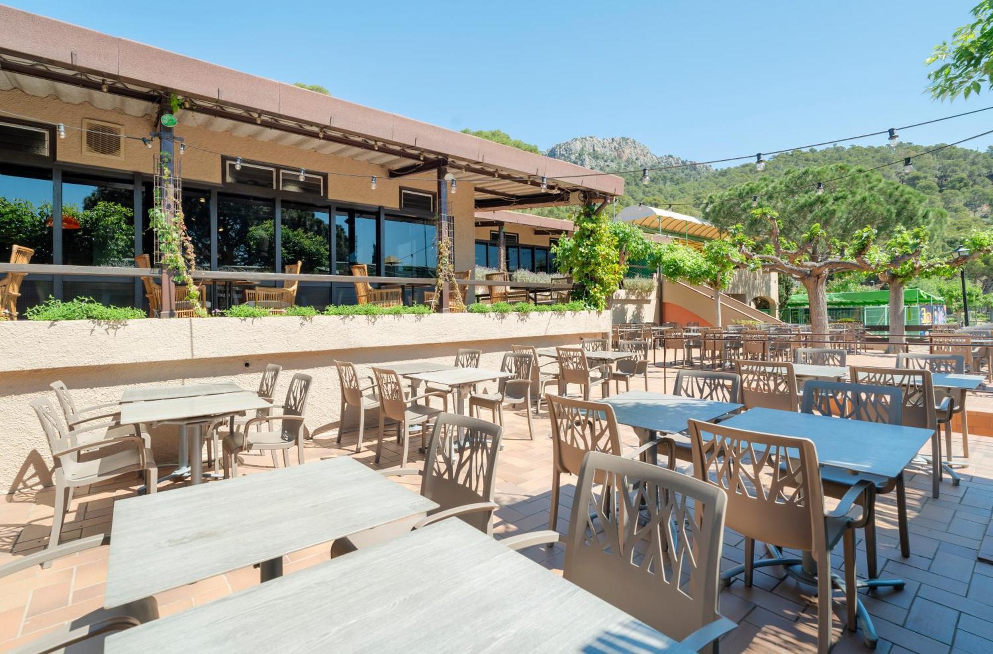 ל'אסטרטיט Camping Castell Montgri **** מראה חיצוני תמונה