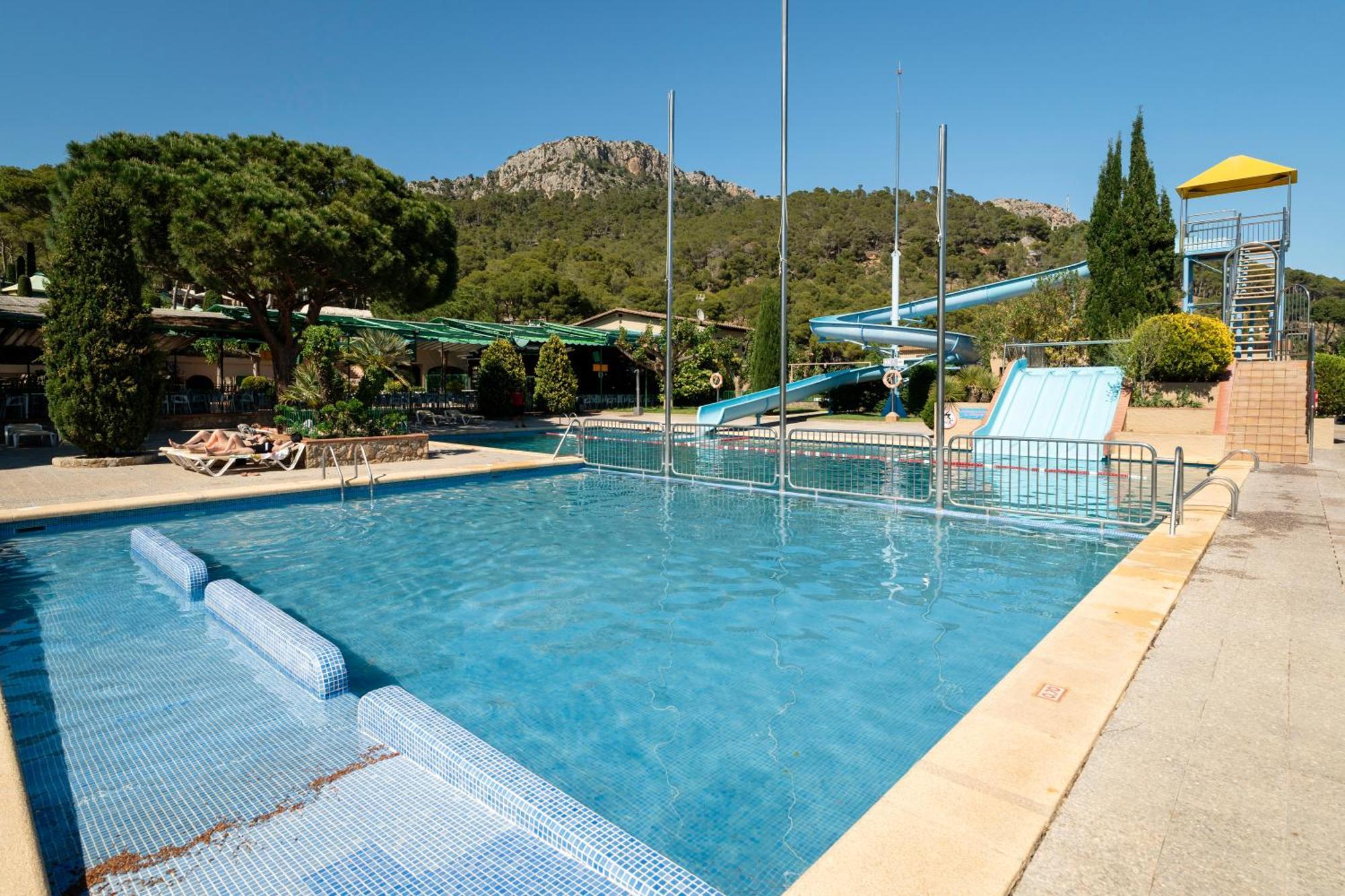 ל'אסטרטיט Camping Castell Montgri **** מראה חיצוני תמונה